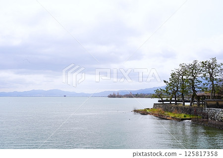 Otsu, Shiga Prefecture: The lake shore of Mangetsuji Temple and the mouth of the Tenjin River, seen from Ukimido, and the Ogoto Offshore Comprehensive Observatory (southwestward, late spring) 125817358