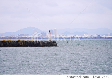 志賀、大津、大津港、離岸防波堤燈塔和近江大橋(晚春) 志賀、大津、大津港、離岸防波堤燈塔和近江大橋(晚春) 125817369