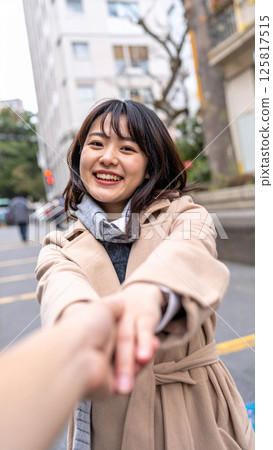 微笑並牽著手的女人(AI 生成的圖像) 微笑並牽著手的女人(AI 生成的圖像) 125817515