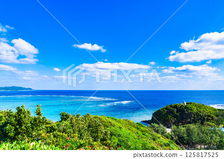 A spectacular panorama from Cape Ayamaru on Amami Oshima Island [Landscape of Amami City, Kagoshima Prefecture] 125817525