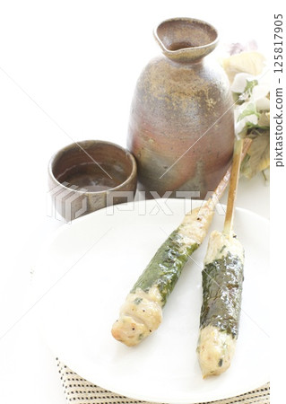 紫蘇肉丸串和清酒 125817905