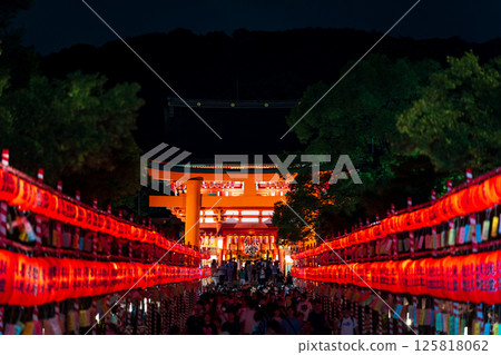 京都伏見稻荷大社：通往神社的主要通道兩旁排列著燈火通明的鳥居和燈籠 125818062