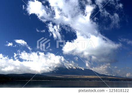 Mount Fuji in the morning in February (Photo taken at Lake Yamanaka, near Lake Yamanaka Communication Plaza Kirara) 125818122