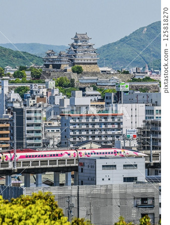 Hello Kitty 新幹線駛過姬路城 125818270