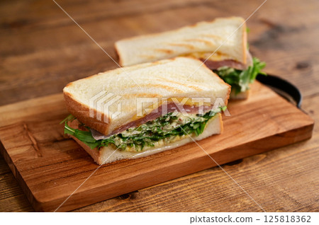 義大利燻火腿和水菜三明治 義大利燻火腿和水菜三明治 125818362