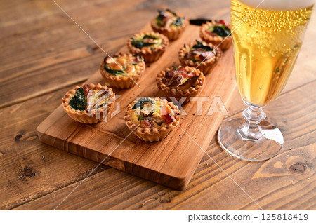 Spinach tart quiche 125818419