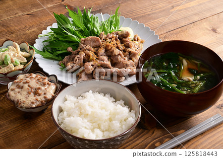 湯和兩道菜：蔥鹽炒豬肉、毛豆和蛋黃醬雞胸肉 125818443