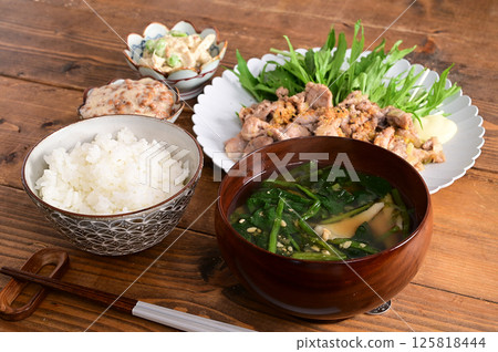 湯和兩道菜:蔥鹽炒豬肉、毛豆和蛋黃醬雞胸肉 湯和兩道菜:蔥鹽炒豬肉、毛豆和蛋黃醬雞胸肉 125818444