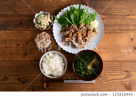 湯和兩道菜：蔥鹽炒豬肉、毛豆和蛋黃醬雞胸肉 125818445