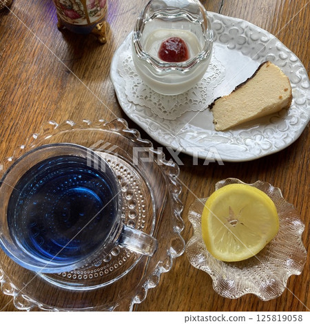 草莓奶凍和巴斯克起司蛋糕配熱蝴蝶豌豆和檸檬 125819058