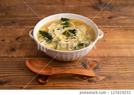 Rice porridge with wakame seaweed and bamboo shoots Rice porridge with wakame seaweed and bamboo shoots 125819252