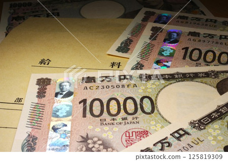 Pay envelope and 10,000 yen bill 125819309