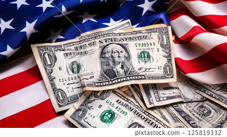 放置在美國國旗上的鈔票和加密貨幣硬幣 放置在美國國旗上的鈔票和加密貨幣硬幣 125819332