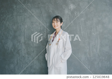 年輕的女醫生 125819648