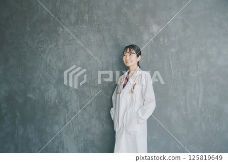 年輕的女醫生 125819649