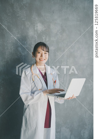 Online medical consultations and doctors 125819669