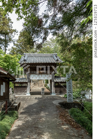 筑波山,新綠環繞,新福寺的山門和標誌 筑波山,新綠環繞,新福寺的山門和標誌 125819713