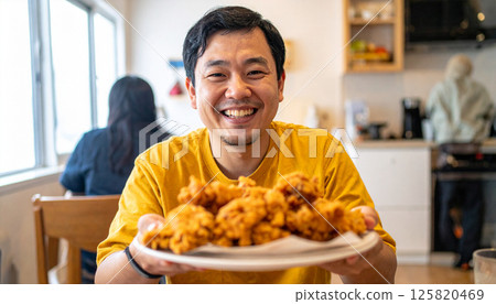 男子抱著一堆炸雞(AI 生成的圖像) 男子抱著一堆炸雞(AI 生成的圖像) 125820469