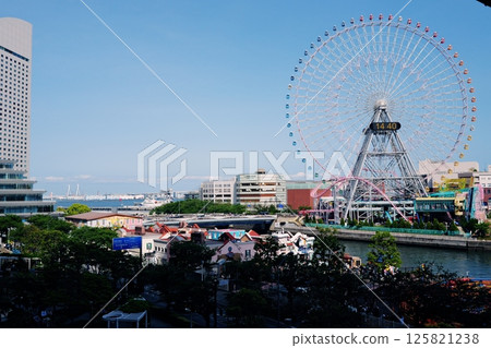 Ferris wheel with ocean view Ferris wheel with ocean view 125821238