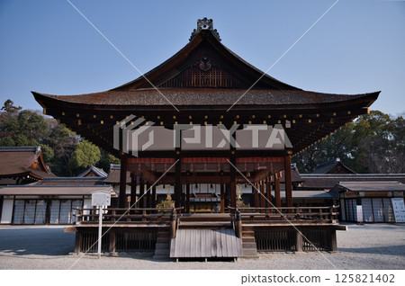 Shimogamo Shrine: Dance Hall 7 in the grounds enveloped in silence 125821402