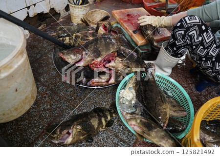 在越南市場切魚 125821492