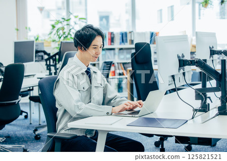 一名身穿工作服的年輕人在公司工作 125821521