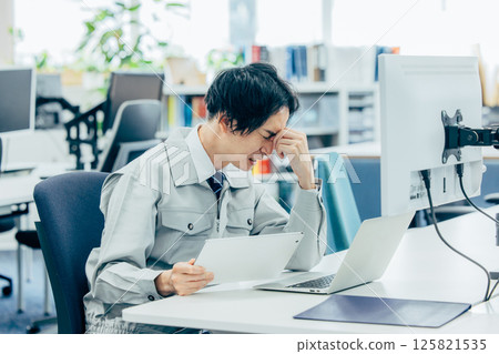 穿工作服的男人 負面 125821535