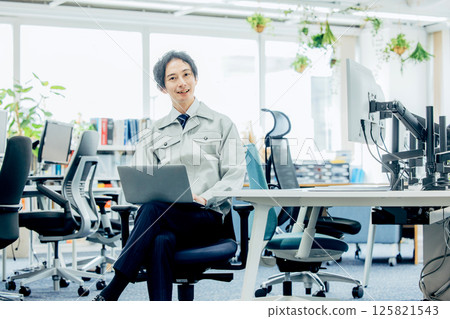 一名身穿工作服的年輕人在公司工作 125821543