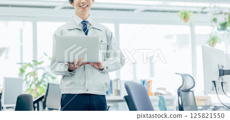 Workers working in the office 125821550