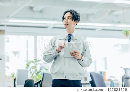 在辦公室工作的工人 125821556