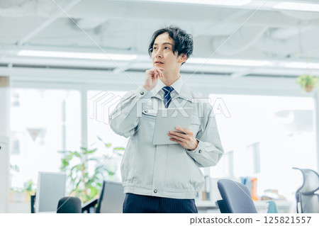 Workers working in the office 125821557