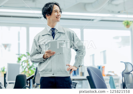 Workers working in the office 125821558