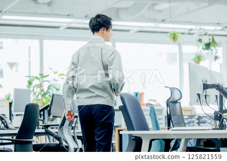 Man in work clothes, back view 125821559