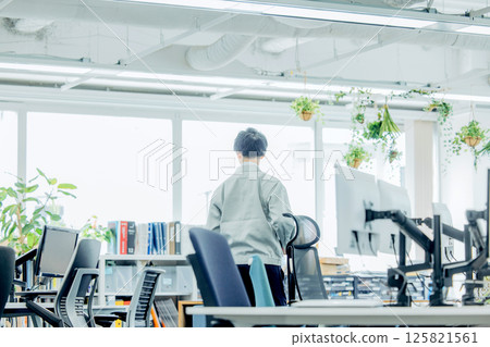 穿工作服的男人，背影 125821561