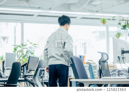 穿工作服的男人，背影 125821563