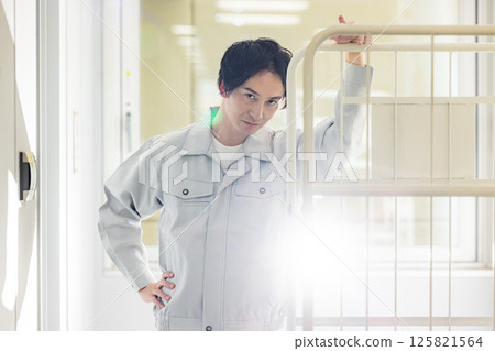 一名身穿工作服的男子搬運貨櫃 125821564