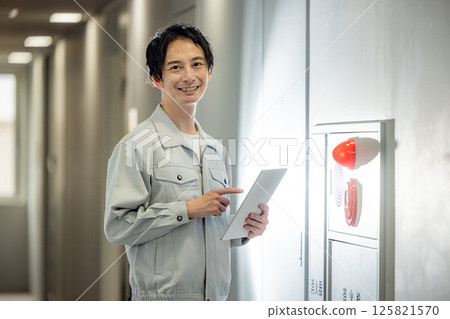 一名男子正在檢查消防栓 125821570