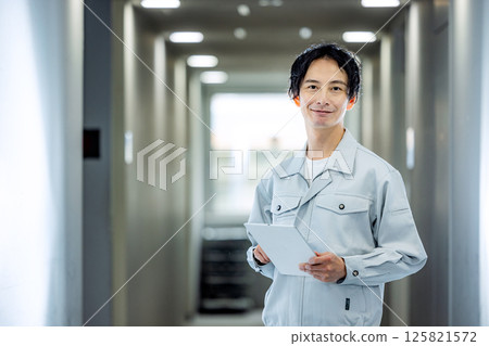 站在辦公室走廊的年輕工程師 125821572