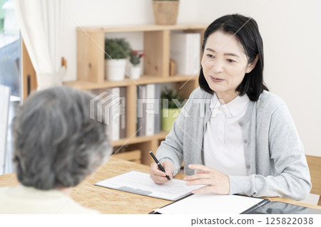 Care manager/care manager conducting a home visit Care manager/care manager conducting a home visit 125822038