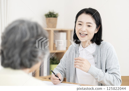 Care manager/care manager conducting a home visit Care manager/care manager conducting a home visit 125822044