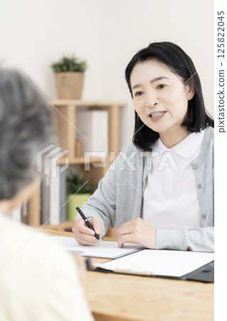 Care manager/care manager conducting a home visit Care manager/care manager conducting a home visit 125822045