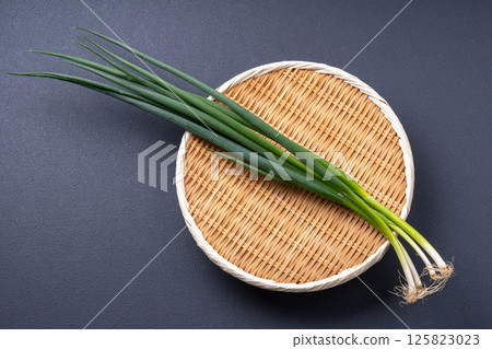 Green onion 125823023