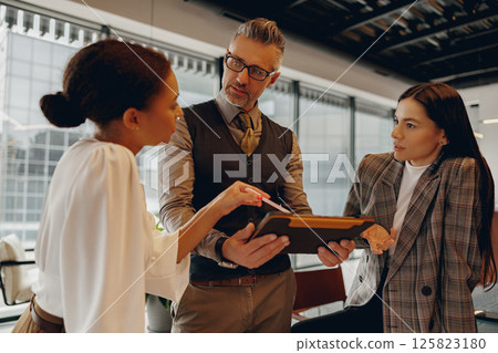 Engaging Business Meeting with Professionals Collaborating and Innovating in the Office Engaging Business Meeting with Professionals Collaborating and Innovating in the Office 125823180