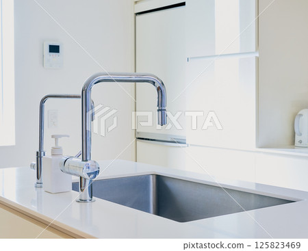 White-themed system kitchen 125823469