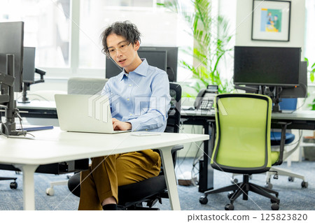 Business people working in the office Business people working in the office 125823820