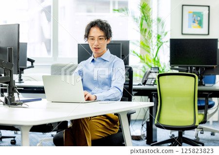 在辦公室工作的商人 125823823