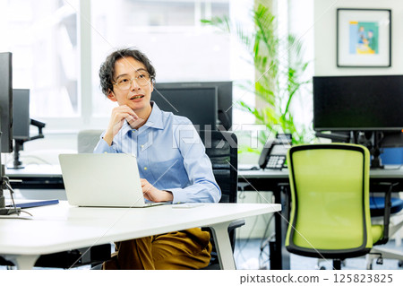 Business people working in the office 125823825