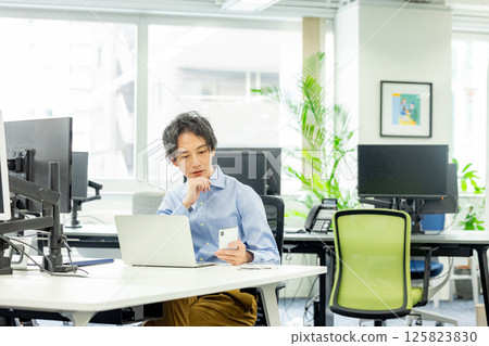 工程師在辦公室、智慧型手機工作 125823830