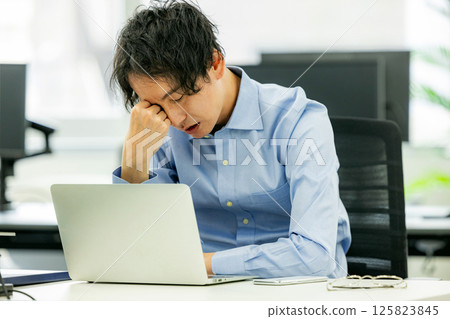 Tired businessman in the office 125823845