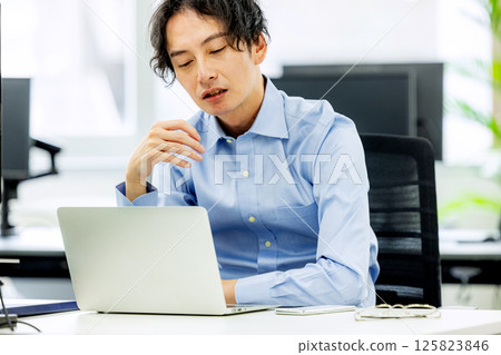 辦公室疲憊的商人 125823846